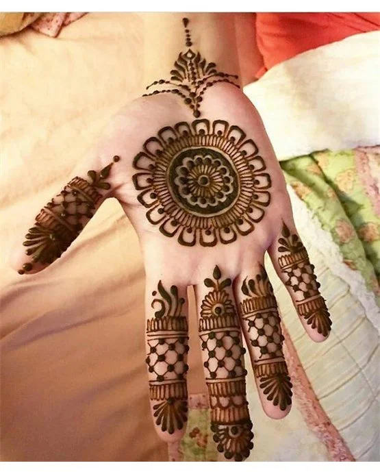 Hatch Blend Composition Using Front Hand Mehndi Design